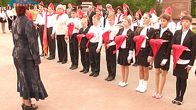 Пионеры помогают старикам, участвуют в конкурсах и играют на барабанах