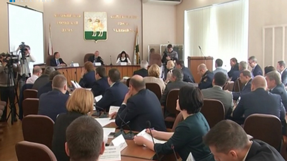 Евгений Тефтелев потребовал прокомментировать укладку асфальта под дождем