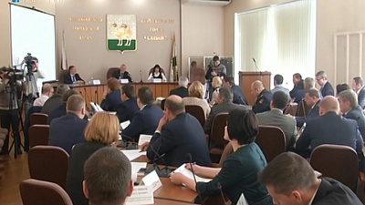 Евгений Тефтелев потребовал прокомментировать укладку асфальта под дождем