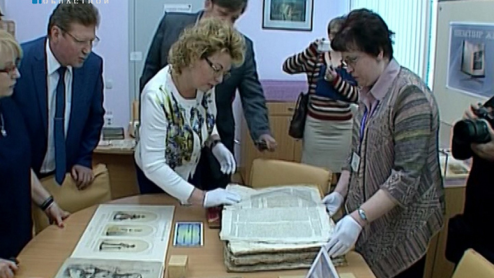 Главный редактор газеты "Культура" Елена Ямпольская подарила челябинцам 100 экземпляров своих книг