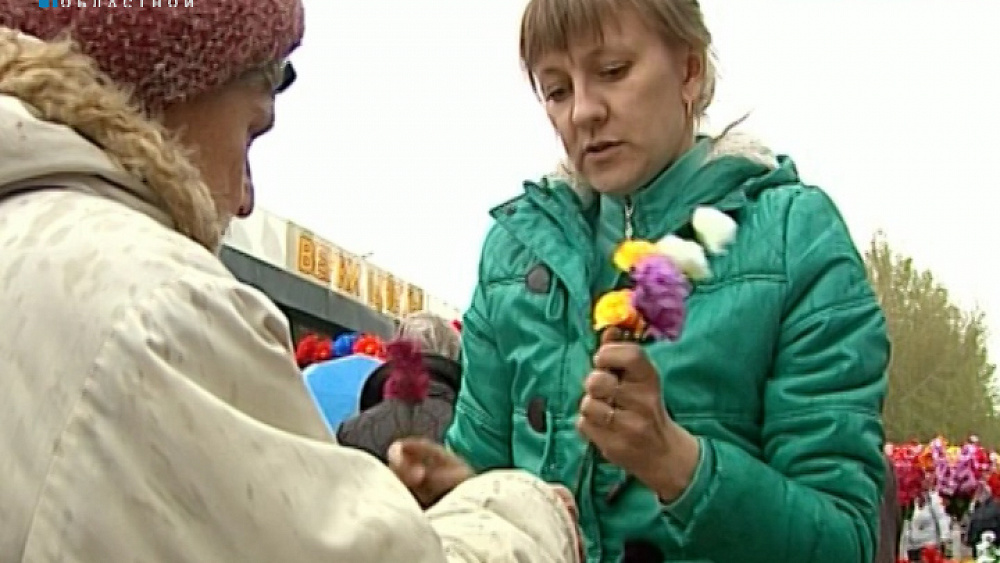 Тысячи челябинцев отправились сегодня на кладбища