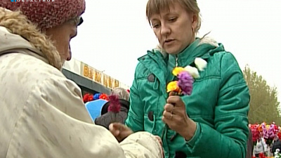 Тысячи челябинцев отправились сегодня на кладбища