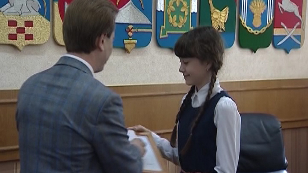  30 победителей конкурса творческих работ о героях войны получили смартфоны