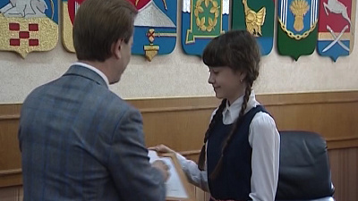  30 победителей конкурса творческих работ о героях войны получили смартфоны