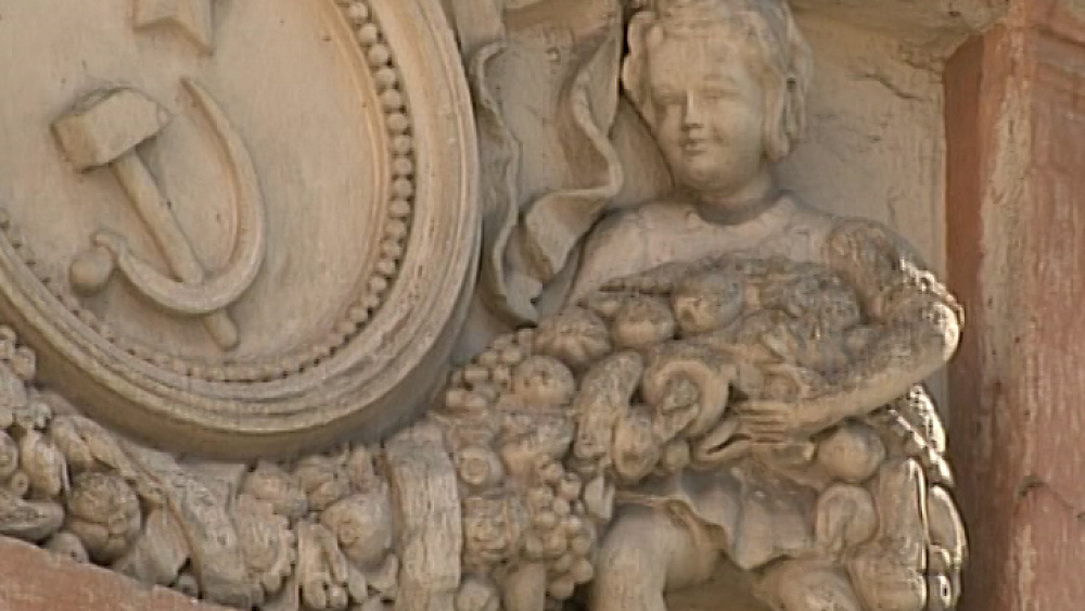  С фасада дома в центре Челябинска обрушилась скульптура