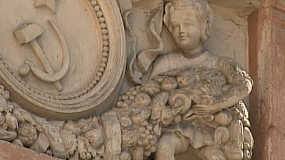  С фасада дома в центре Челябинска обрушилась скульптура