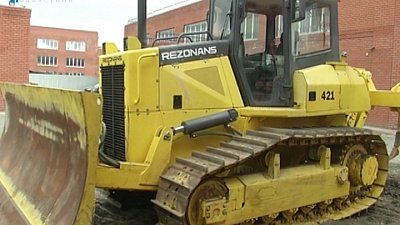 Губернатор протестировал первый радиоуправляемый показали бульдозер