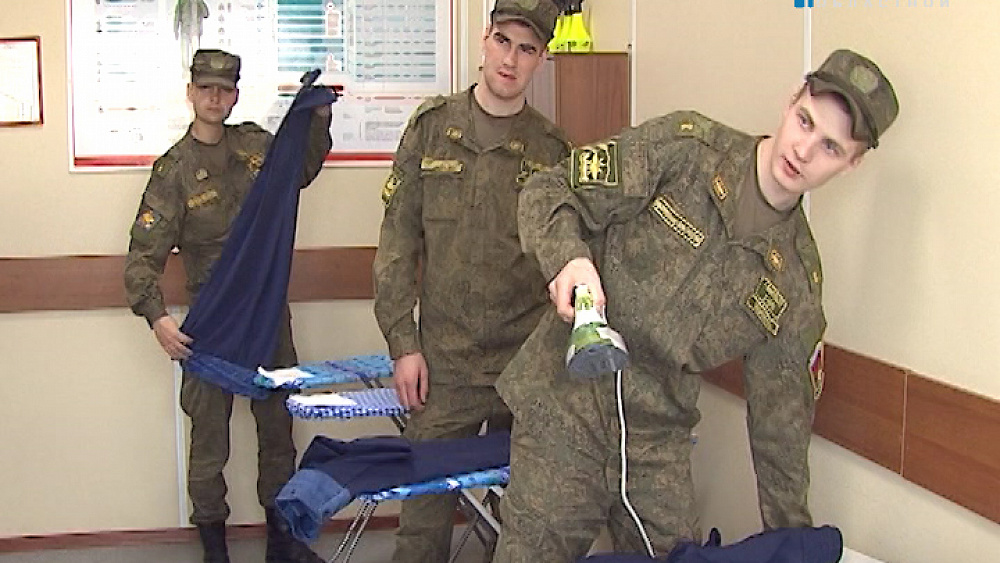 Курсанты военного училища штурманов готовятся к торжественному построению 9 мая на площади Революции