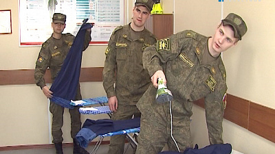 Курсанты военного училища штурманов готовятся к торжественному построению 9 мая на площади Революции