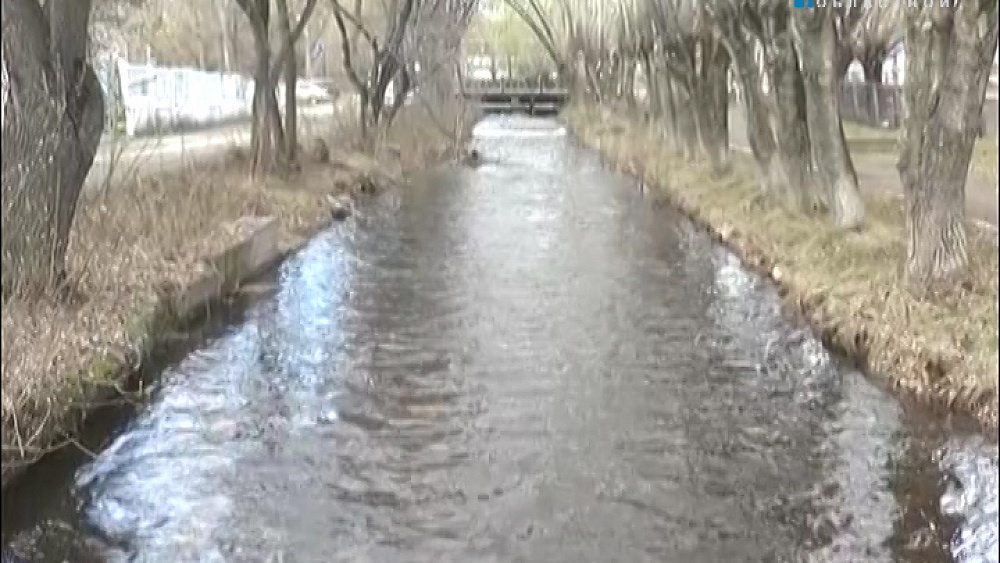 Жители Кыштыма жалуются на пятна мазута в реке