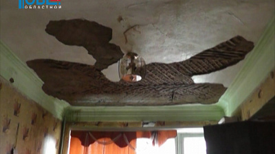 Лопнувшая труба водоснабжения затопила пол жилого дома в Карталах