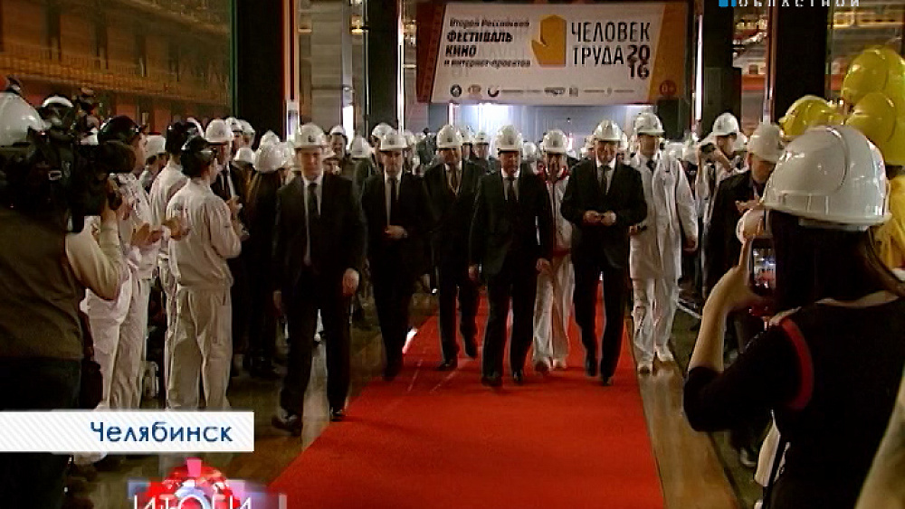 Восемнадцать четырехкилограммовых золотых рукавиц нашли своих обладателей.