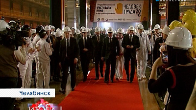 Восемнадцать четырехкилограммовых золотых рукавиц нашли своих обладателей.