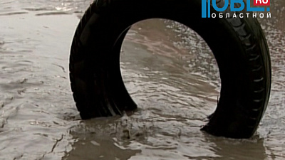 7 машин пробили колеса в яме возле парка Гагарина