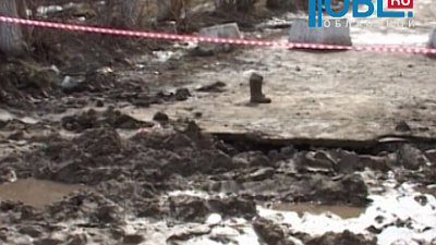 Двух школьников в Чебаркуле затянуло в грязь по пояс