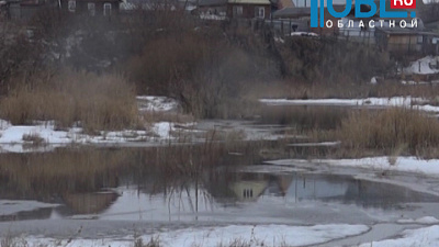В Южноуральск пришла большая вода. Мощные потоки смыли мост, соединяющий город с поселком Череповка.