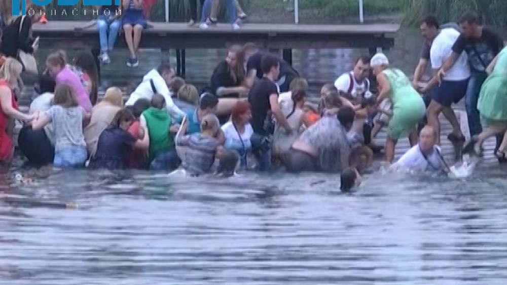 Старый мост ушел под воду вместе с полусотней зрителей.
