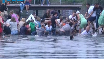 Старый мост ушел под воду вместе с полусотней зрителей.