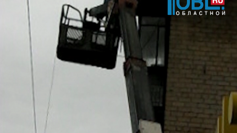 В доме по улице Гагарина демонтируют опасный балкон