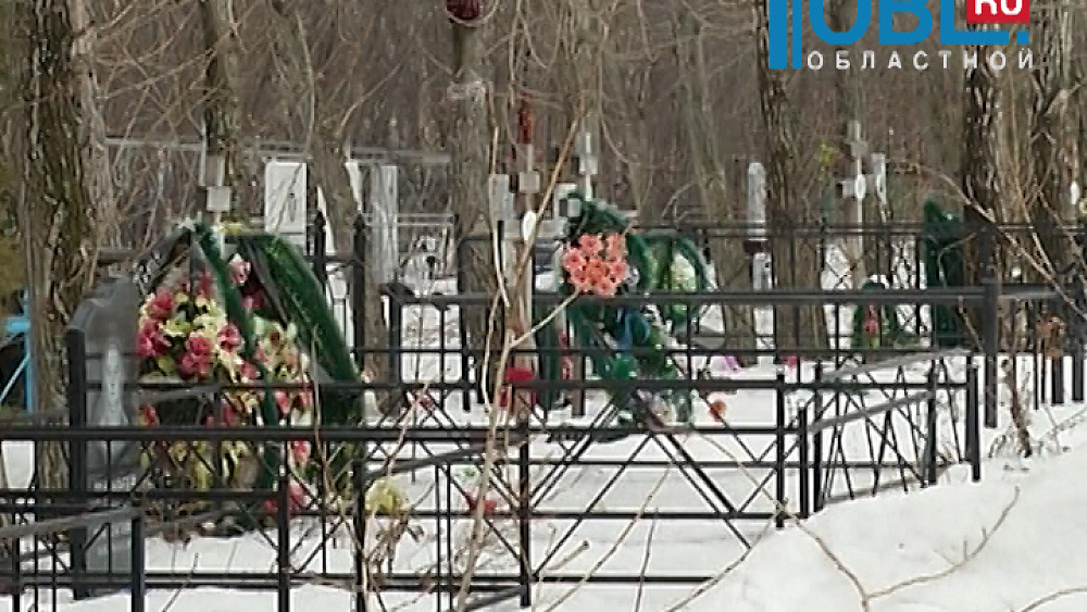 На одном из челябинских кладбищ вооруженные неизвестные не давали работать копателем могилы 