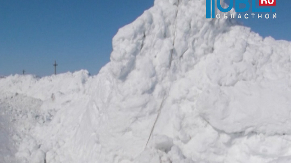 Дорожники пробивают тоннели в снегу на юге области