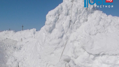 Дорожники пробивают тоннели в снегу на юге области