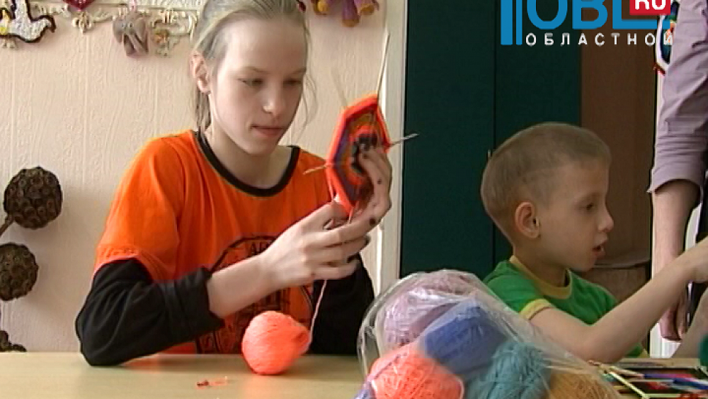 Учат стрелять и занимаются военной историей. 