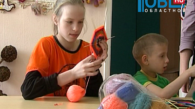 Учат стрелять и занимаются военной историей. 