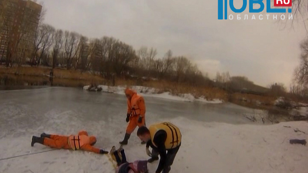 Спасатели сняли с острова двух школьниц