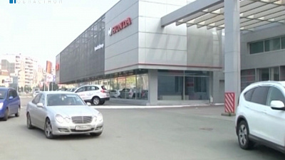  Банкиры пытаются забрать машины 15 южноуральцев из-за долгов продавца 