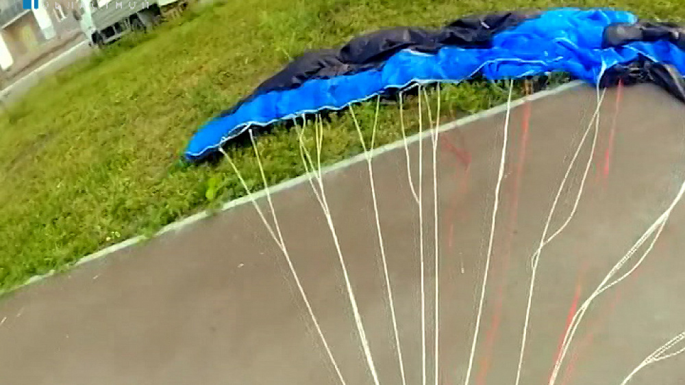 Экстремал прыгнул с парашютом с крыши недостроенной 26-этажки