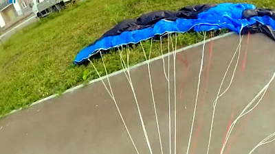 Экстремал прыгнул с парашютом с крыши недостроенной 26-этажки