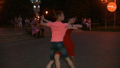 Сюжет: Танцы у фонтана