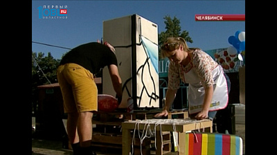 На Кировке уличные художники из старых холодильников сделали арт-объекты