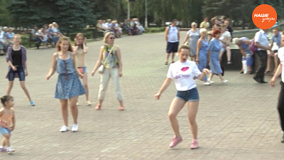 Сюжет: Танцы у фонтана