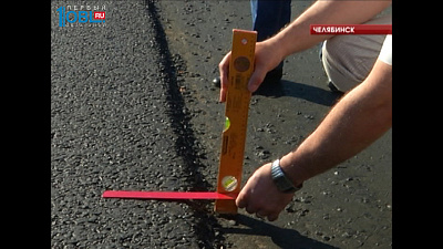 Дорожники положили слой асфальта в два раза тоньше