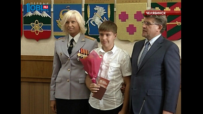 10 школьников получили паспорт в Законодательном собрании области