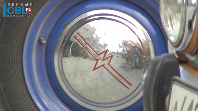 Мотоколяска, горбатый "Запорожец", "Москвичи" разных поколений, легендарная "Волга" и единственный в Челябинске немецкий "Варбург". 