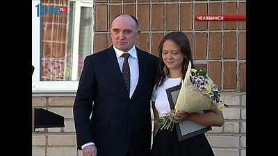 Школьницу, которая спасла брата во время пожара, на линейке поздравил губернатор