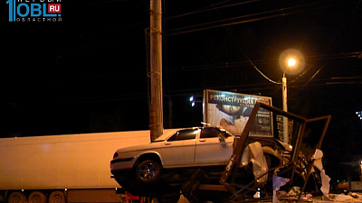 Волга снесла рекламный щит в Челябинске