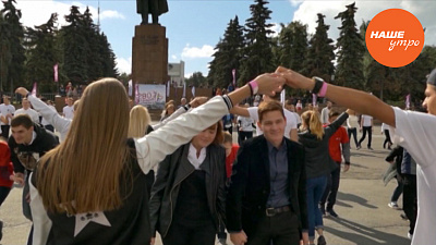 Танцевальный флеш-моб в день город