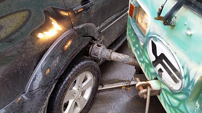 Трамвай протаранил колбасой кроссовер