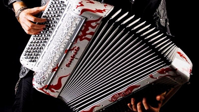 Кому айфоны, а кому баян