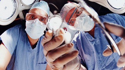 Пластический хирург устроил танцы в разгар операции