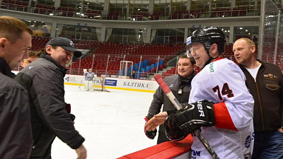 Игорь Бутман сыграл в хоккей с "трактористами"