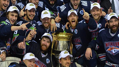 Кубок Гагарина в руках победителей