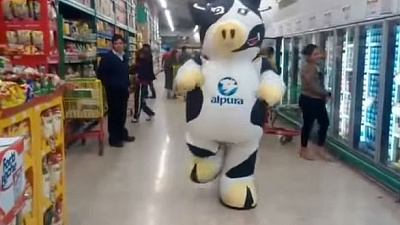 Корова устроила танцевальное шоу в магазине