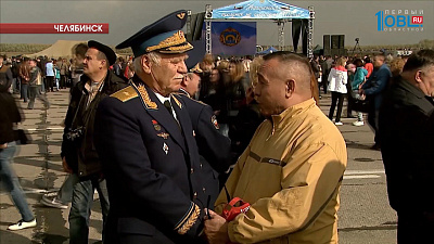 Юбилей училища штурманов отметили красочным шоу с участием боевой техники и парашютистов