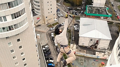 Экстремалы сорвались с высоты 16 этажа