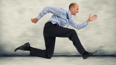 Пассажир пытается догнать отвалившееся колесо